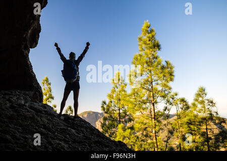 Escalade Randonnée réussie femme silhouette dans les montagnes, la motivation et l'inspiration dans le magnifique coucher du soleil et l'océan. Female hiker Banque D'Images