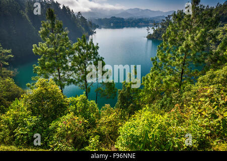 Laguna Tziscao au Parc National de Lagunas de Montebello, Chiapas, Mexique Banque D'Images