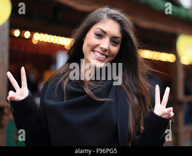 Magdeburg, Allemagne. 14 Décembre, 2015. Marreros pièces/main-d au cours d'une une séance de pose avec les participants de l'Intercontinental Miss pageant 2015 posent sur le balcon d'un stand du Marché de Noël à Magdeburg, Allemagne, 14 décembre 2015. Marreros est né à Magdeburg et est l'une des 62 femmes qui font concurrence pour le titre international. La finale a lieu à Magdebourg le 18 décembre 2015. Photo : Jens Wolf/dpa/Alamy Live News Banque D'Images