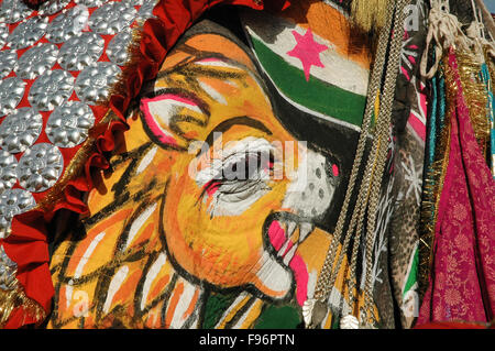 Éléphant décoré peint avec image de lion sur le visage pendant Holi, la fête hindoue des couleurs à Jaipur, Rajasthan, Inde. Banque D'Images