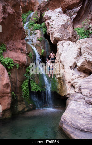 Les visiteurs se baigner dans la cascade extérieure adjacente alimenté par le fleuve Colorado, Grand Canyon, Arizona, United States Banque D'Images