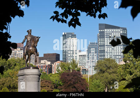 Vue de l'extrémité ouest du Jardin Public de Boston en direction du centre-ville. La statue en bronze sur la gauche est de George Washington et Banque D'Images