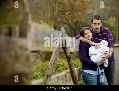 Famille heureuse de passer du temps avec bébé nouveau-né dans la nature Banque D'Images