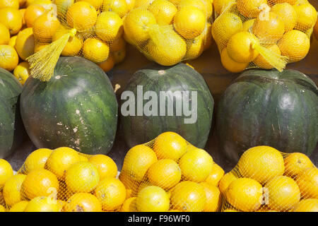 Dans des sacs oranges et pastèques en vente sur un marché en moyenne Égypte Banque D'Images