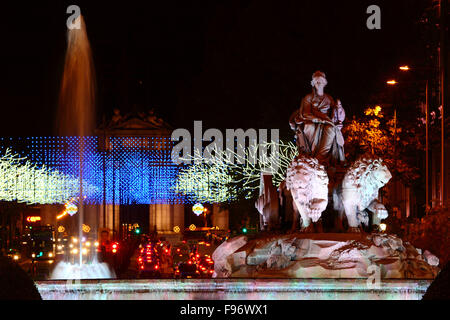 Madrid, Espagne 14 décembre 2015 : les lumières de Noël dans la Calle Alcalá, dans le centre de Madrid. Au premier plan est la Fontaine de Cibeles dans la célèbre Plaza de Cibeles, dans le contexte de la Puerta de Alcalá / Alcalá Gate. Brunker Crédit : James/Alamy Live News Banque D'Images