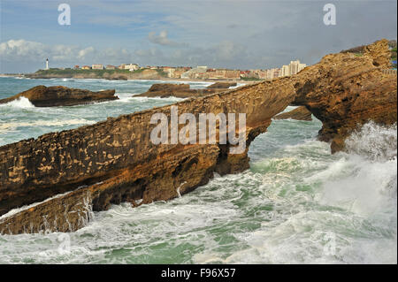 Vue vers Biarritz du rocher de la Vierge (Rocher de la Vierge), Ministère PyrénéesAtlantiques, Aquitaine, France Banque D'Images