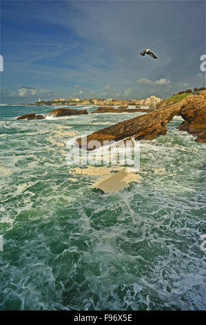 Vue vers Biarritz du rocher de la Vierge (Rocher de la Vierge), Ministère PyrénéesAtlantiques, Aquitaine, France Banque D'Images