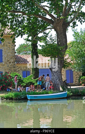 Les cyclistes se reposant à côté du Canal du Midi à Le Somail, Département de l'Aude, France Banque D'Images