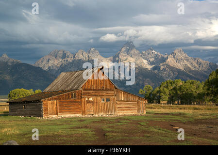 Ligne Norman grange avec Grand Teton Mountain Range in background, Grand Teton National Park, Wyoming, USA Banque D'Images