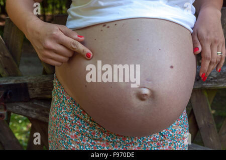 Femme enceinte et son ventre énorme Banque D'Images