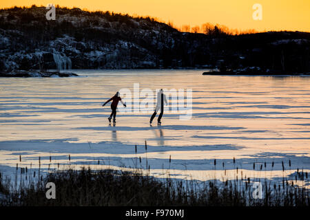 Patineurs au crépuscule sur Silver Lake, Sudbury, Ontario, Canada Banque D'Images