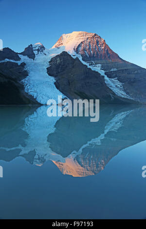 Le mont Robson reflétée dans un tarn, British Columbia, Canada Banque D'Images