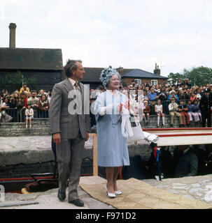 La partie supérieure Avon Canal est officiellement rouvert par SM la Reine Elizabeth la Reine Mère le 1 juin 1974. Avec elle est David Hutchings. Banque D'Images