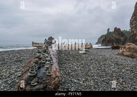 Des piles de rochers placés sur des bûches à Ruby Beach USA Lavage Penisula olympique Banque D'Images