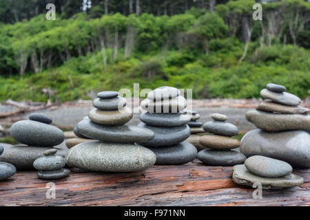 Des piles de rochers placés sur des bûches à Ruby Beach USA Lavage Penisula olympique Banque D'Images