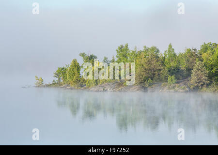 Matin brumeux sur la rivière Vermilion, corégone, Ville du Grand Sudbury, Ontario, Canada Banque D'Images