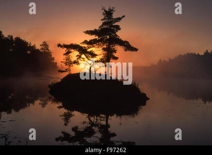 Le lever du soleil, la baie McGregor, Whitefish Falls, Ontario, Canada Banque D'Images