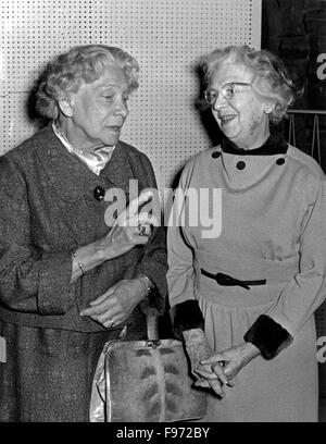 Deutsche Schauspielerin Tilla Durieux (liens) mit Lotte Klein, Deutschland 1950er Jahre. L'actrice allemande Tilla Durieux (à gauche) avec Lotte Klein, de l'Allemagne des années 1950. Banque D'Images