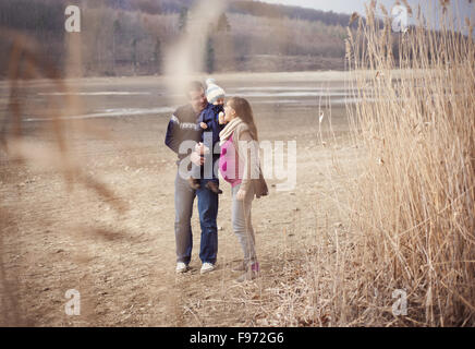 Jeune famille heureuse de passer du temps ensemble dans la nature. Banque D'Images