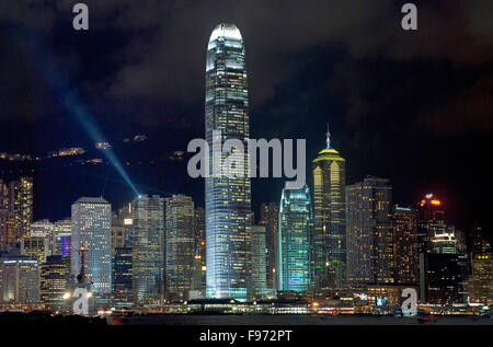 Horizon de Hong Kong, International Finance Centre tower illuminée la nuit Banque D'Images