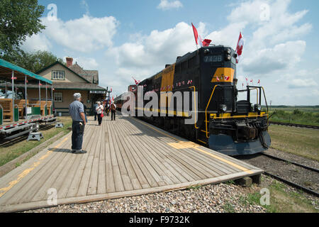 L'Alberta Prairie Railway Museum train d'excursion à Big Valley, en Alberta, Canada. Banque D'Images