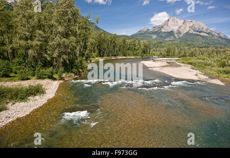 Vue aérienne de la rivière Elk avec Mont Hosmer en arrière-plan, Fernie, BC, Canada. Banque D'Images