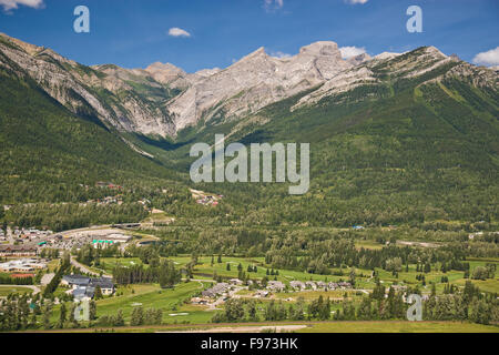 Vue aérienne de Fernie Golf avec trois Sœurs en arrière-plan, Fernie, BC, Canada. Banque D'Images