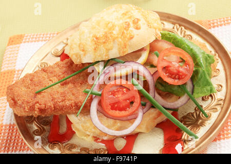 Sandwich de poisson frit garni de légumes et la réduction de balsamique à la framboise Banque D'Images