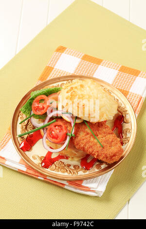 Sandwich de poisson frit garni de légumes et la réduction de balsamique à la framboise Banque D'Images