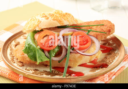 Sandwich de poisson frit garni de légumes et la réduction de balsamique à la framboise Banque D'Images