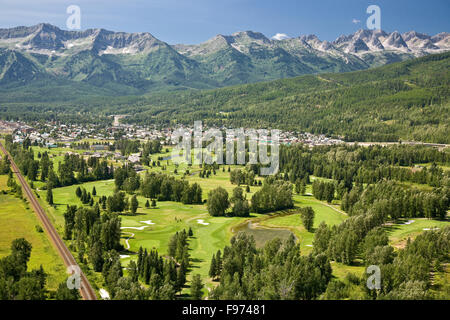 Vue aérienne de Fernie Golf avec ville de Fernie et Lizard Range en arrière-plan, C.-B., Canada. Banque D'Images