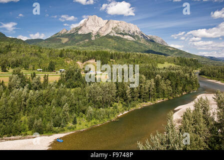 Vue aérienne de la rivière Elk avec Mont Hosmer en arrière-plan, Fernie, BC, Canada. Banque D'Images