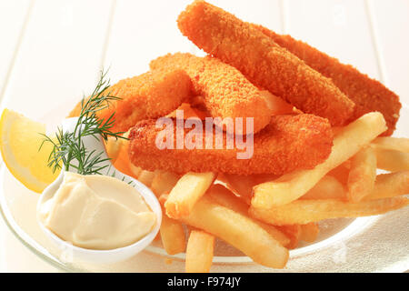 Bâtonnets de poisson frit avec des frites Banque D'Images