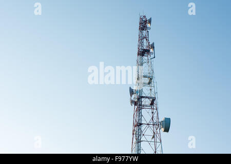 Mât de télécommunication avec four micro-ondes et antennes émetteur TV lien sur ciel bleu. Banque D'Images