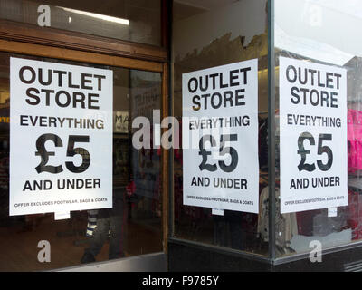 Une fenêtre pop-up shop, magasin de vente de sortie vêtements chaussures et sacs à main tout £5 et sous Banque D'Images