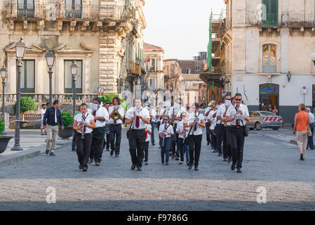 Communauté de la Sicile, une fanfare passe à travers la Piazza Duomo à Acireale, Sicile, pour commémorer le jour de fête de Saint Venera (26 juillet). Banque D'Images