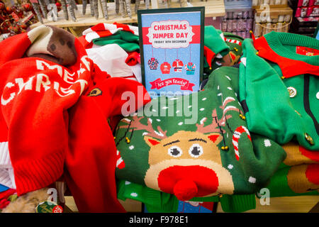 Centre de jardin de marchandises de Noël ministère dans le North Yorkshire England UK affichage des pulls de saison Banque D'Images