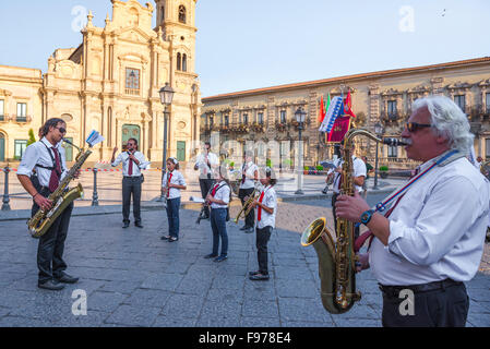 La fanfare de la Sicile, une communauté marching band rassemble sur la Piazza Duomo à Acireale, Sicile, pour commémorer le jour de fête de Saint Venera (26 juillet) Banque D'Images