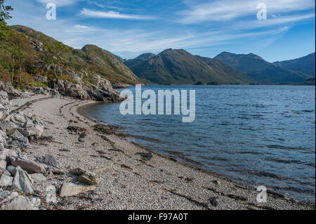 La recherche à travers Loch Hourn à Knoydart Banque D'Images