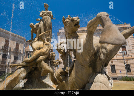 Sicile Ortigia, vue de la fontaine d'Artemis dans la Piazza Archimede dans Ortigia Ortigia (Syracuse), (Syracuse), en Sicile. Banque D'Images