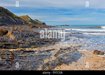 La plage de Crackington Haven sur la côte nord des Cornouailles Angleterre Angleterre Europe Banque D'Images