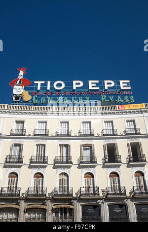Tio Pepe signer plaza Sol Madrid Banque D'Images