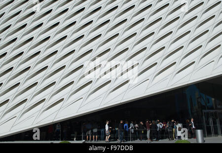 (151214) -- LOS ANGELES, le 14 décembre 2015 (Xinhua) -- Les visiteurs attendre pour l'ouverture de la vaste région de Los Angeles, aux États-Unis, le 13 décembre 2015. Le large est un nouveau musée d'art contemporain fondé par philanthropes Eli et Edythe large sur Grand Avenue dans le centre-ville de Los Angeles. Le musée abrite les 2 000 oeuvres d'art dans la vaste collection, qui est parmi les plus importants fonds d'art contemporain et d'après-guerre dans le monde entier. Avec ses solutions innovantes "il-et-base' concept, le 120 000 pieds carrés, 140 millions de dollars des États-Unis dispose de deux étages d'espace de la galerie pour mettre en valeur le vaste's comprehe Banque D'Images