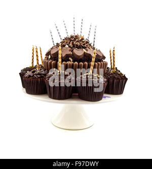 Gâteau au chocolat avec des bougies isolé sur fond blanc Banque D'Images