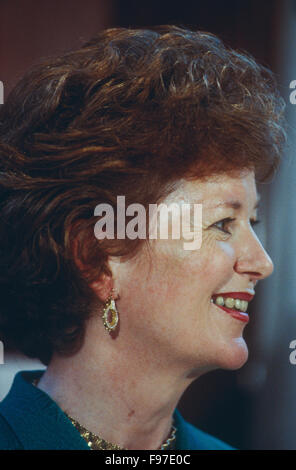 Washington, DC., USA. 14 juin 1996 Président de l'Irlande Mary Robinson s'exprimant au cours de la matinée 'Newsmakers" au National Press Club, à Washington, DC. Marie Thérèse Paul Robinson a été le septième, et première femme, présidente de l'Irlande de 1990 à 1997, et le Haut Commissaire des Nations Unies pour les droits de l'homme, de 1997 à 2002. Credit : Mark Reinstein Banque D'Images