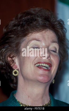 Washington, DC., USA. 14 juin 1996 Président de l'Irlande Mary Robinson s'exprimant au cours de la matinée 'Newsmakers" au National Press Club, à Washington, DC. Marie Thérèse Paul Robinson a été le septième, et première femme, présidente de l'Irlande de 1990 à 1997, et le Haut Commissaire des Nations Unies pour les droits de l'homme, de 1997 à 2002. Credit : Mark Reinstein Banque D'Images