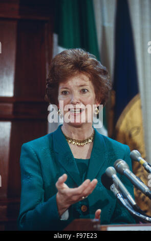 Washington, DC., USA. 14 juin 1996 Président de l'Irlande Mary Robinson s'exprimant au cours de la matinée 'Newsmakers" au National Press Club, à Washington, DC. Marie Thérèse Paul Robinson a été le septième, et première femme, présidente de l'Irlande de 1990 à 1997, et le Haut Commissaire des Nations Unies pour les droits de l'homme, de 1997 à 2002. Credit : Mark Reinstein Banque D'Images