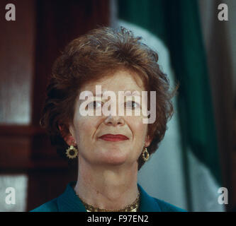 Washington, DC., USA. 14 juin 1996 Président de l'Irlande Mary Robinson s'exprimant au cours de la matinée 'Newsmakers" au National Press Club, à Washington, DC. Marie Thérèse Paul Robinson a été le septième, et première femme, présidente de l'Irlande de 1990 à 1997, et le Haut Commissaire des Nations Unies pour les droits de l'homme, de 1997 à 2002. Credit : Mark Reinstein Banque D'Images