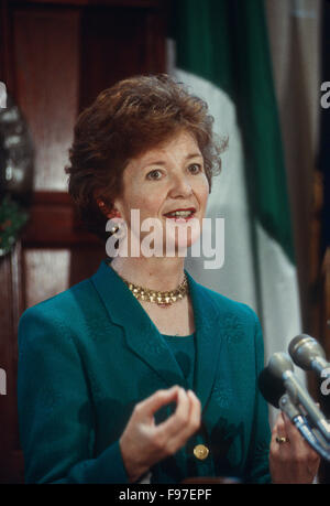 Washington, DC., USA. 14 juin 1996 Président de l'Irlande Mary Robinson s'exprimant au cours de la matinée 'Newsmakers" au National Press Club, à Washington, DC. Marie Thérèse Paul Robinson a été le septième, et première femme, présidente de l'Irlande de 1990 à 1997, et le Haut Commissaire des Nations Unies pour les droits de l'homme, de 1997 à 2002. Credit : Mark Reinstein Banque D'Images