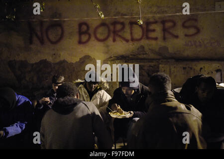 Rome, Rome, Italie. 14 Décembre, 2015. L'Europe, Italie, Rome, décembre 14, 2015.Après la fermeture forcée du centre pour les migrants le Baobab bénévoles continuent à l'aide à l'extérieur des migrants. Chaque jour, des migrants venant le Baobab centre pour immigrants demande pour l'alimentation et de l'aide. © Danilo Balducci/ZUMA/Alamy Fil Live News Banque D'Images